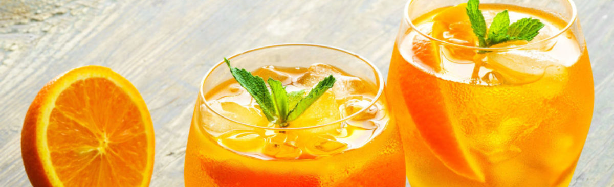 Agua de Valencia servida en copa grande con rodajas de naranja