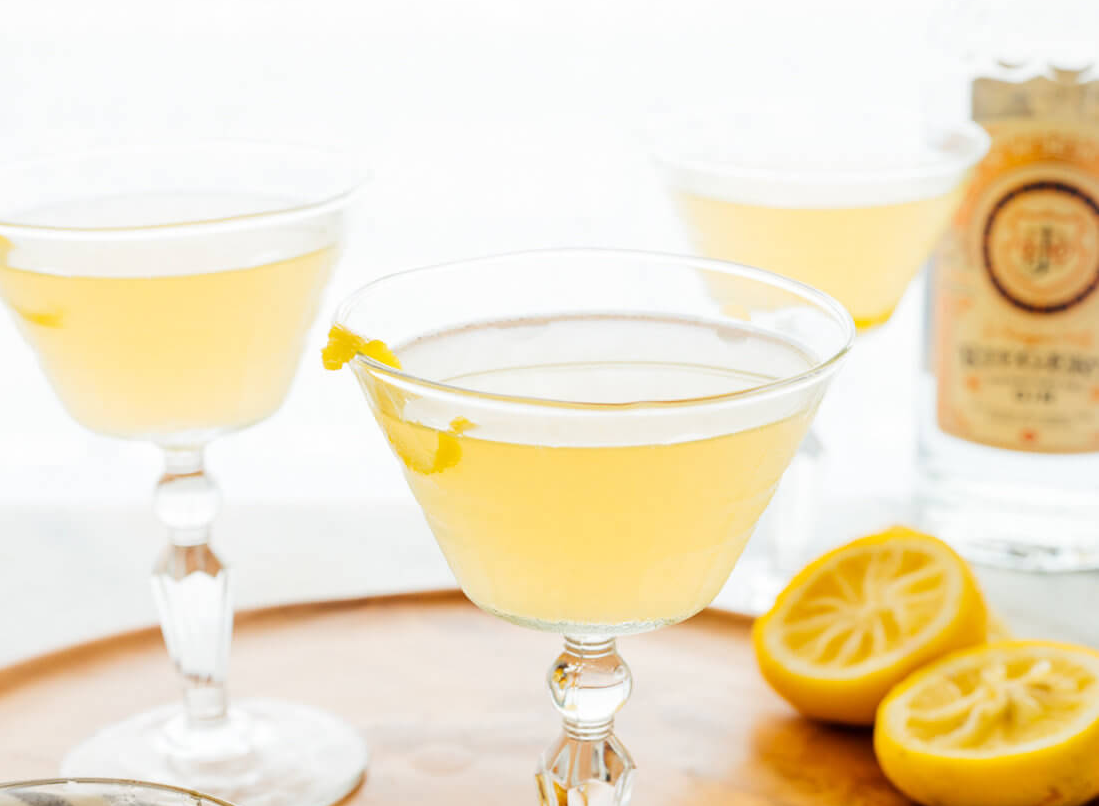Bee's Knees clásico con ginebra, miel y limón
