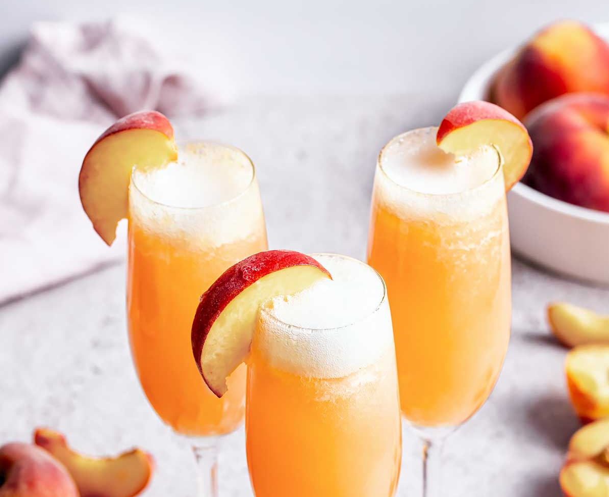 Cóctel Bellini de melocotón y prosecco en copa de champagne