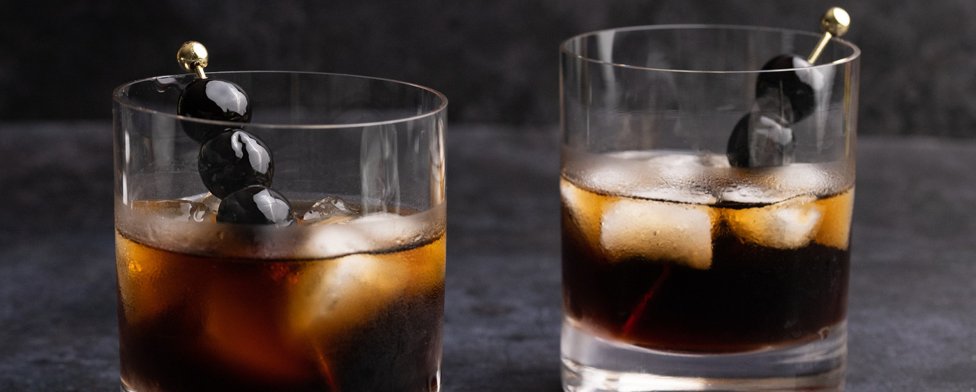 Black Russian oscuro servido en vaso bajo con hielo grande