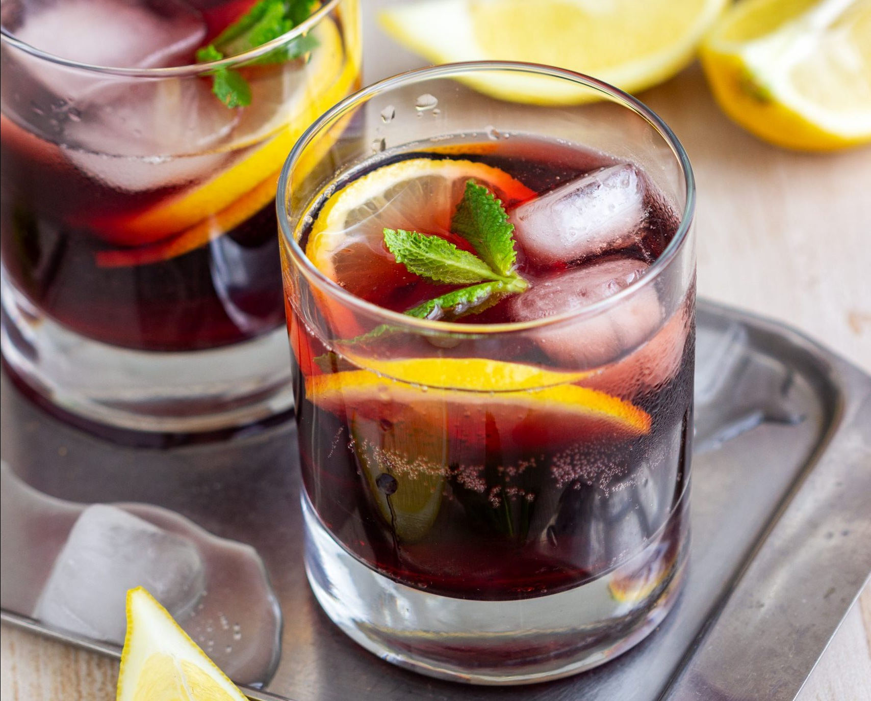 Calimocho servido en vaso con hielo y rodajas de limón