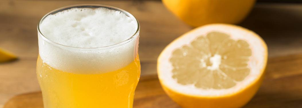 Clara servido en vaso con hielo y rodaja de limón