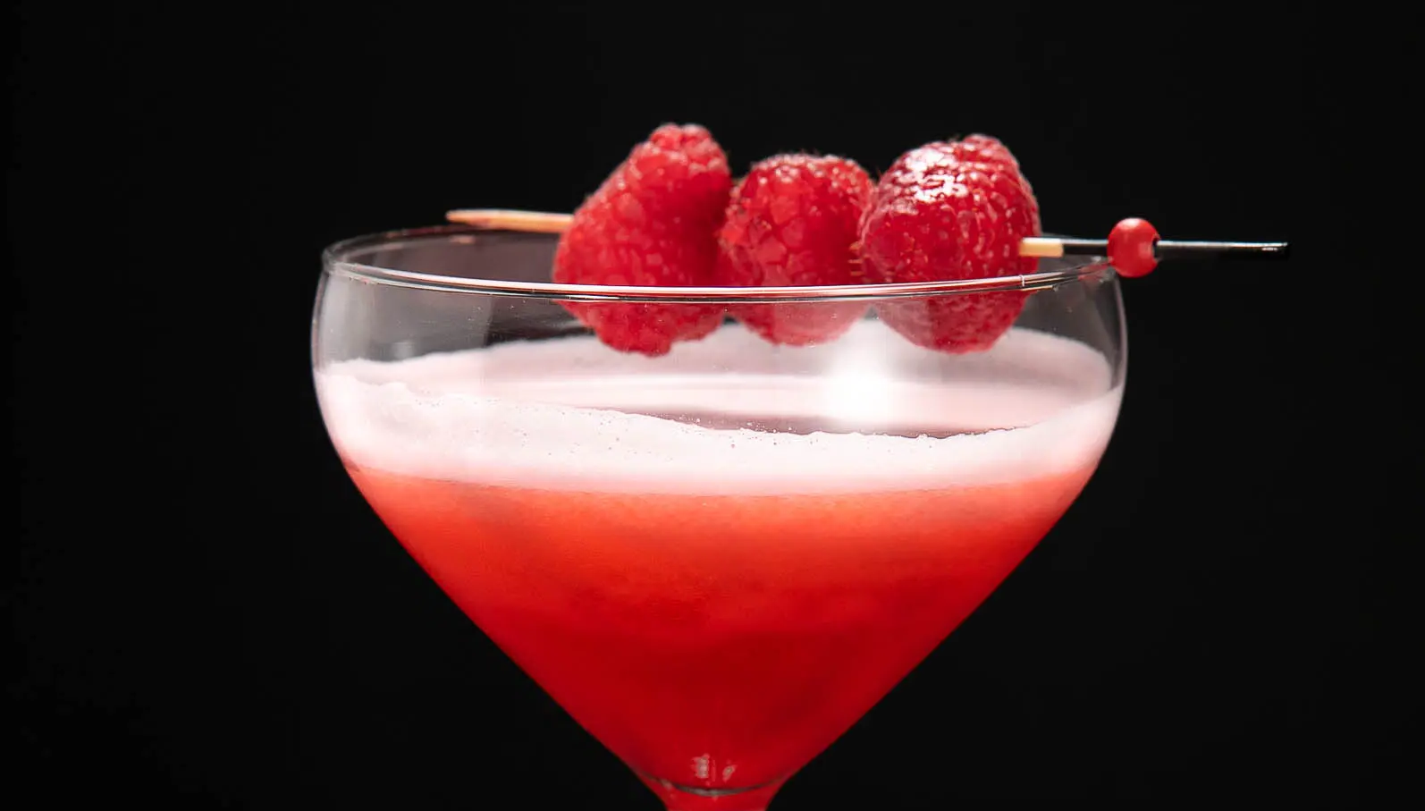 Clover Club rosa con espuma de clara y frambuesas frescas