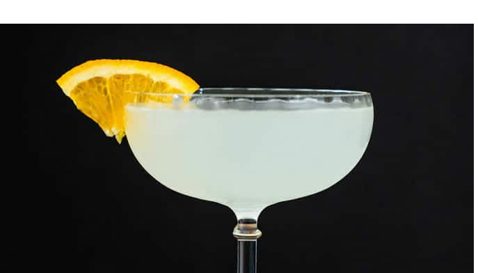 Corpse Reviver #2 servido en copa de cóctel