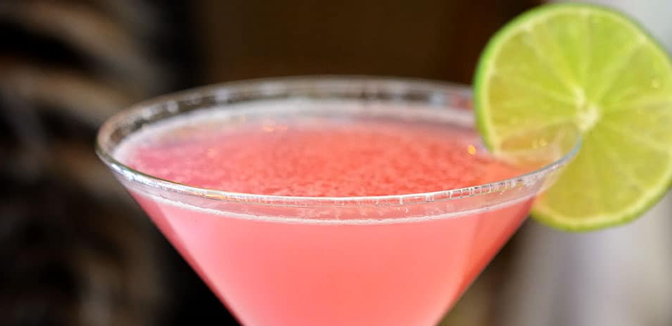 Cosmopolitan clásico en copa Martini con twist de lima