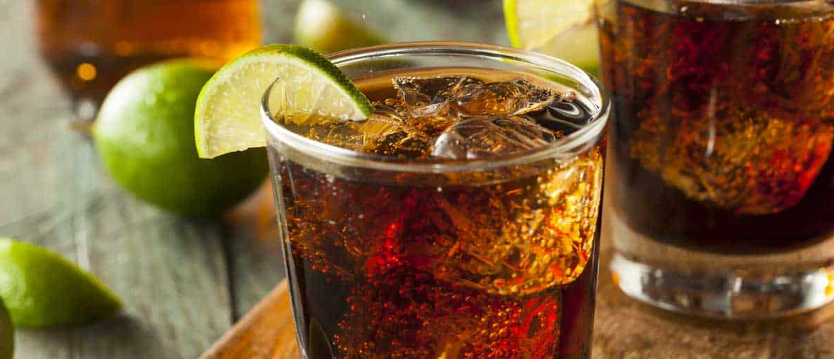Cuba Libre con ron, cola y lima