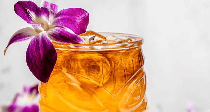 Cóctel Frozen Mai Tai tropical con frutas y hielo picado