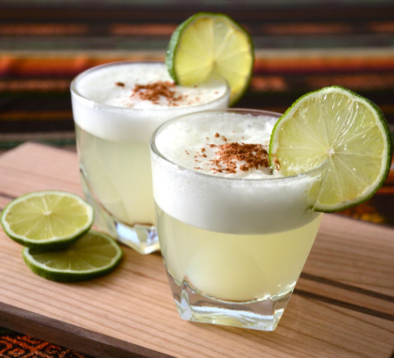 Cóctel Pisco Sour peruano con pisco, limón, sirope y clara de huevo