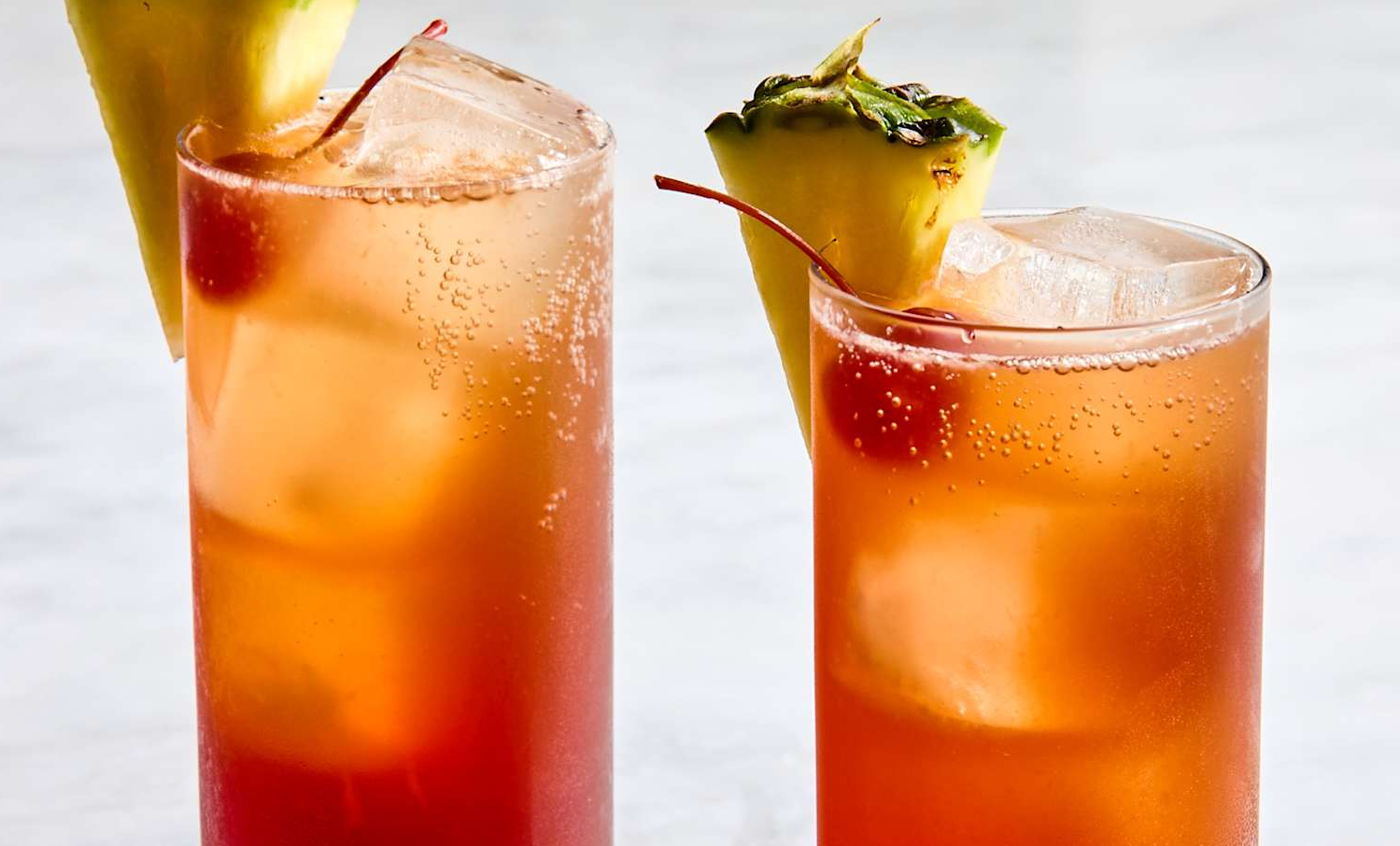 Singapore Sling largo con piña servido en vaso alto