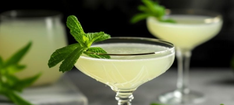 Southside clásico con ginebra, limón y menta fresca