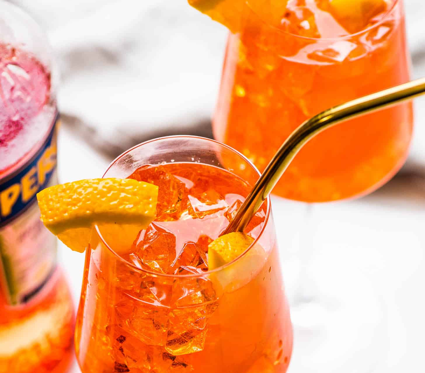 Aperol Spritz servido en copa grande con hielo y rodaja de naranja