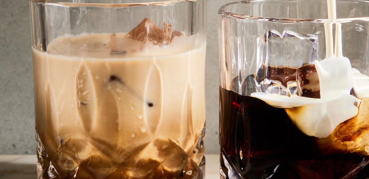White Russian cremoso servido en vaso bajo con hielo