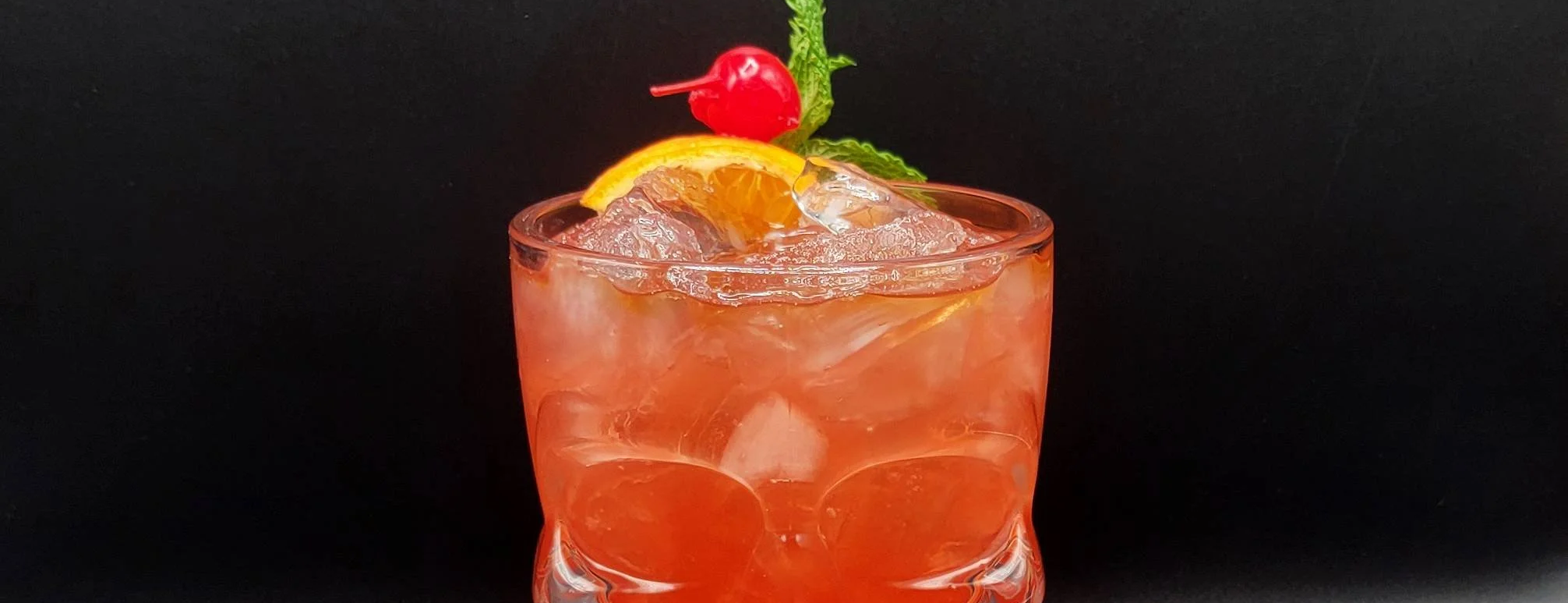 Cóctel Zombie tiki con frutas frescas y hielo picado