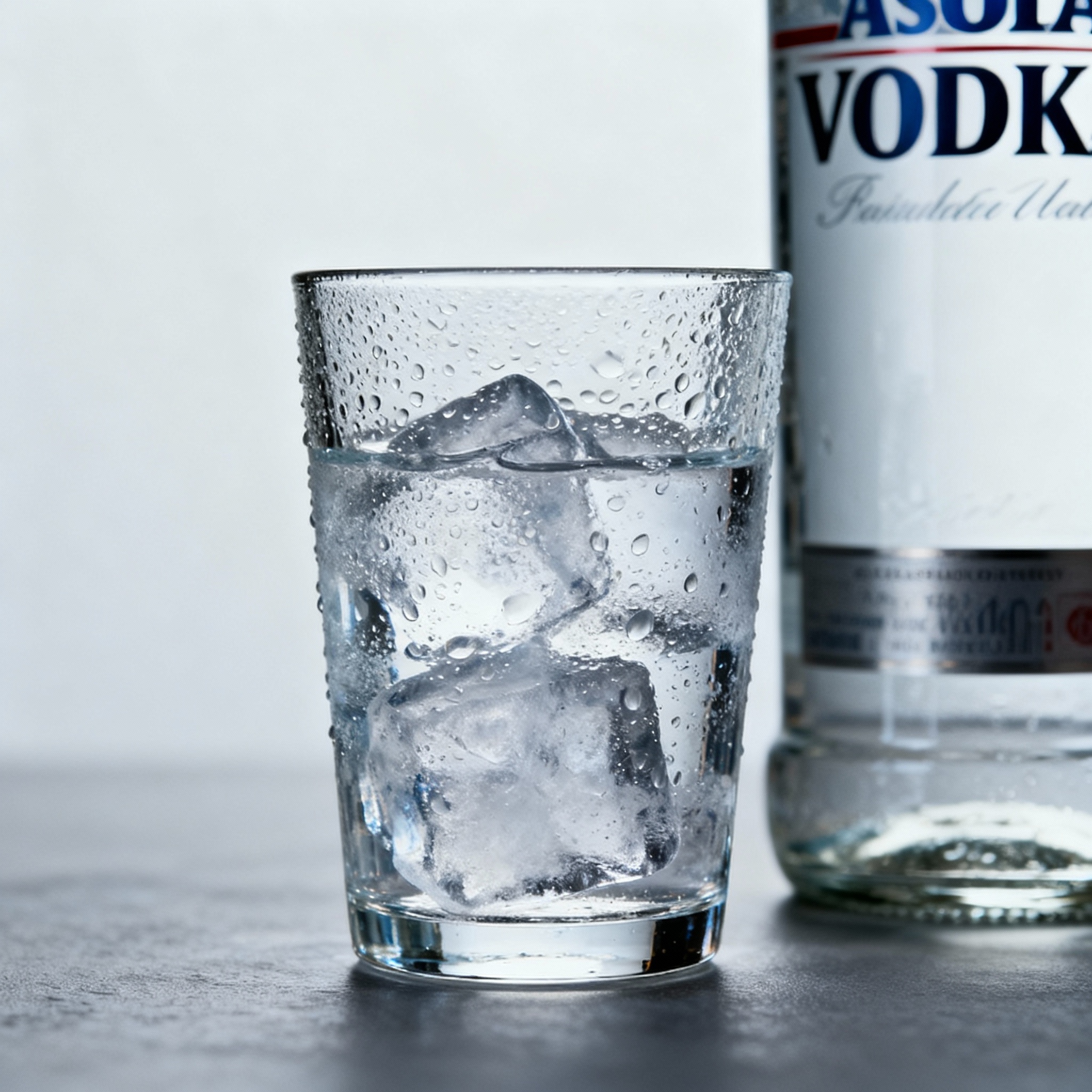 Vodka puro servido muy frío