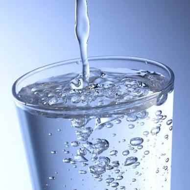 Burbujas en agua carbonatada