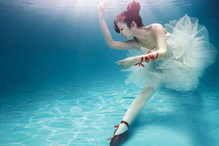 Bailarina representando pureza del agua