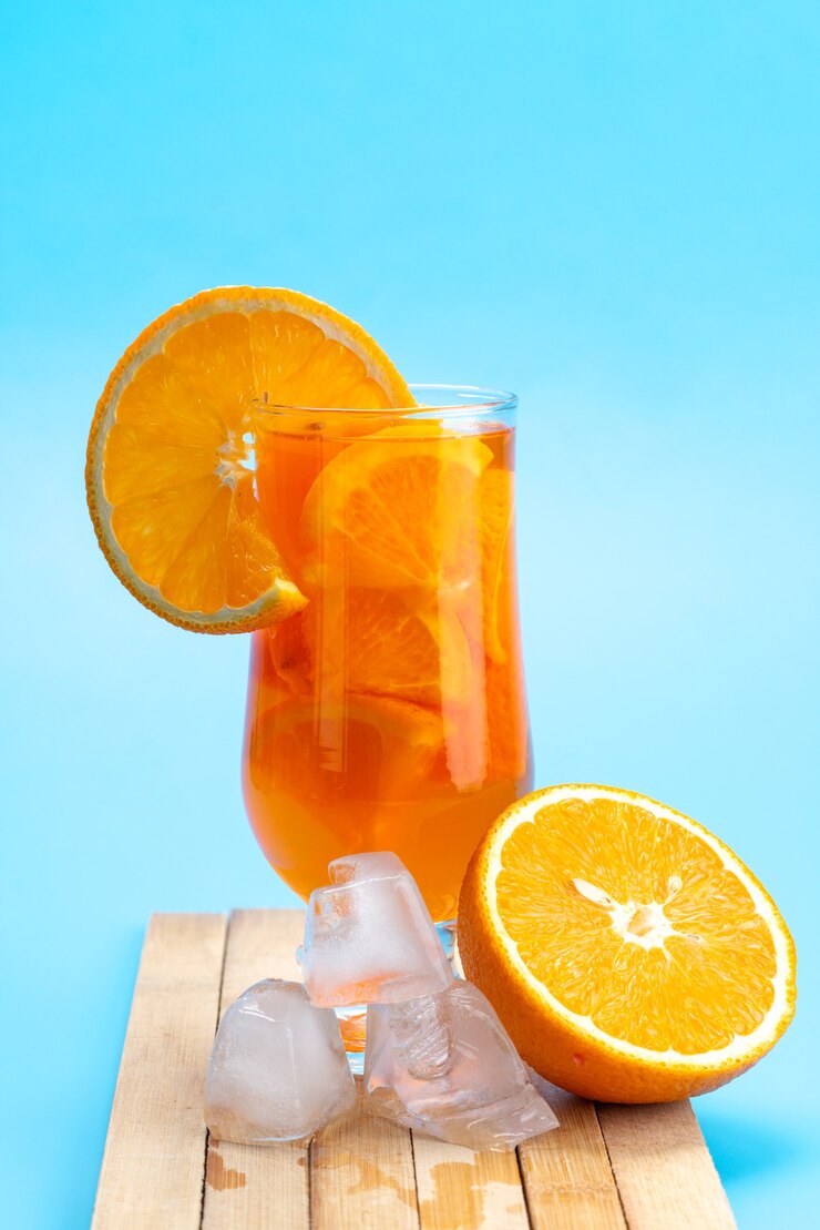 Bitter sin alcohol con hielo y naranja