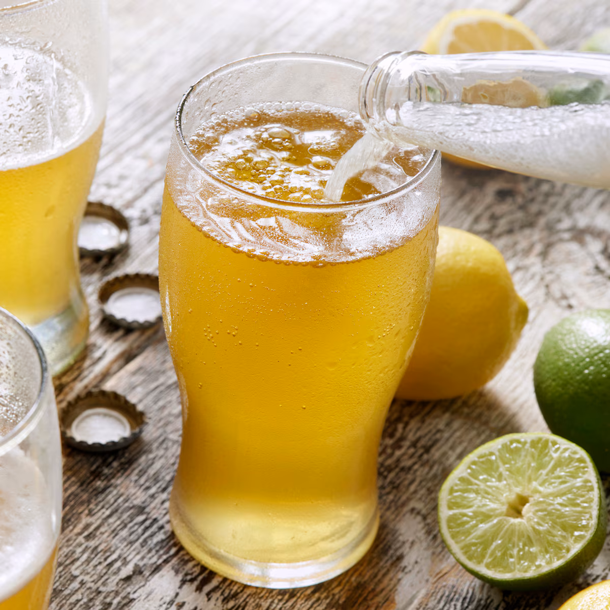 Cerveza sin alcohol bien fría en vaso de cristal