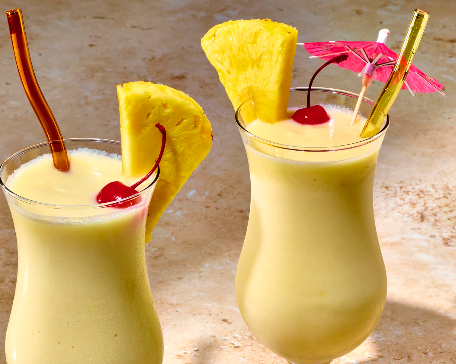 Piña colada sin alcohol servida en vaso alto con piña y cereza