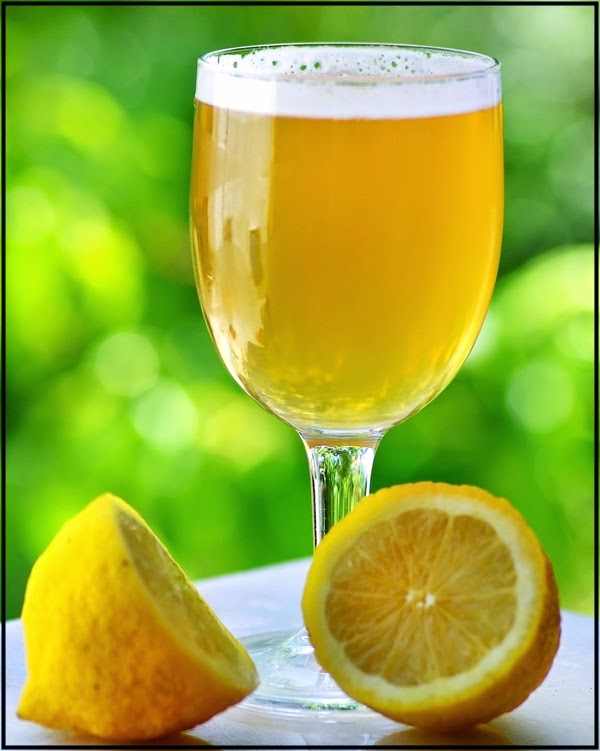 Radler 0.0 servida con hielo y rodaja de limón