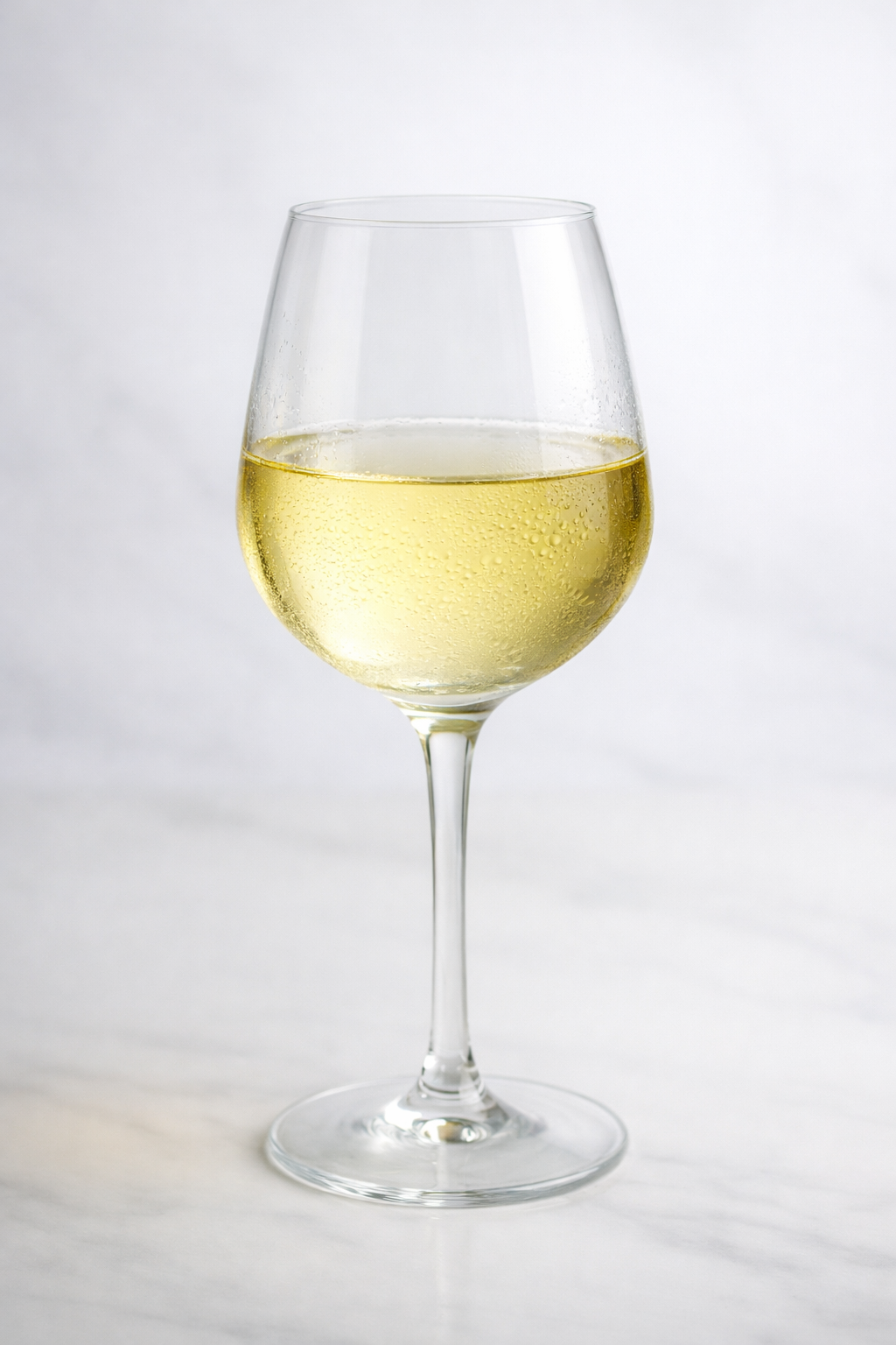 Cantidad correcta de vino blanco servida en copa: nivel por debajo del punto más ancho del cáliz para conservar aromas y frescor
