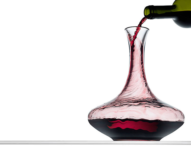 Decantación de vino joven para oxigenar y abrir aromas