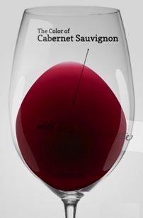 Copa de Cabernet Sauvignon mostrando su color intenso y capa alta