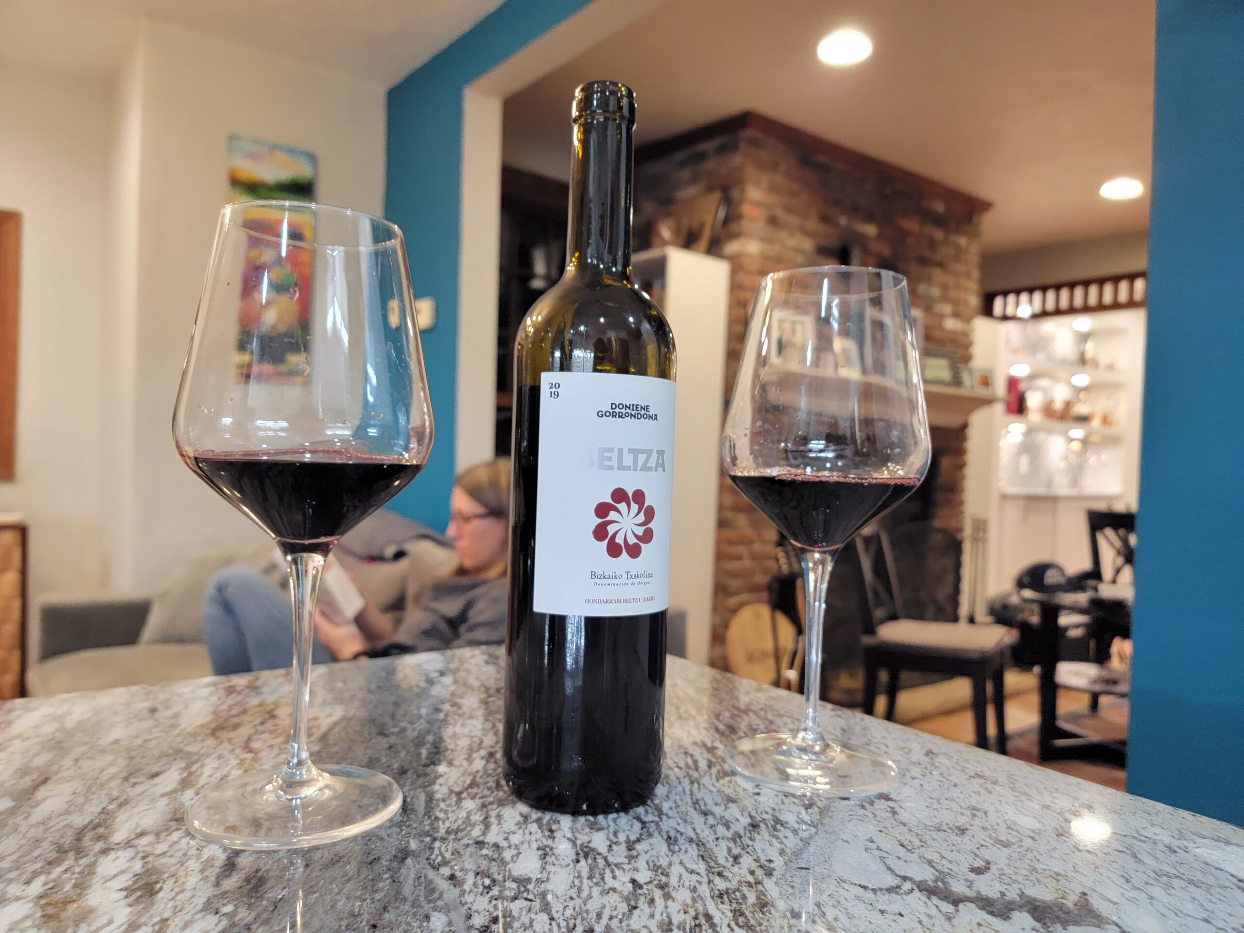 Copa Txakoli Hondarrabi tinto cereza salina vibrante