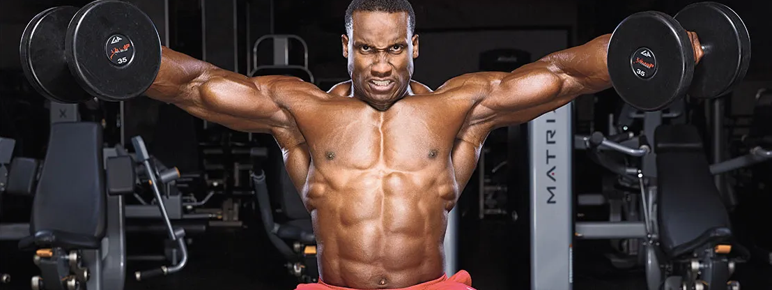 Persona realizando elevaciones laterales de hombros con mancuernas