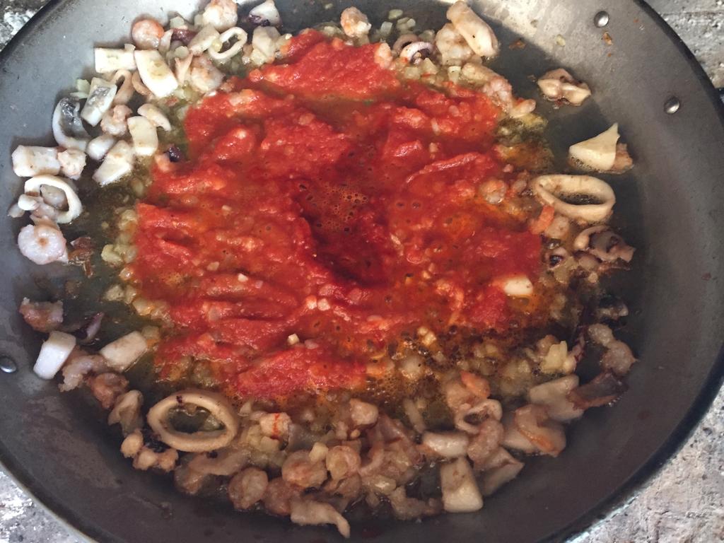 Sofrito de cebolla, ajo y tomate concentrado