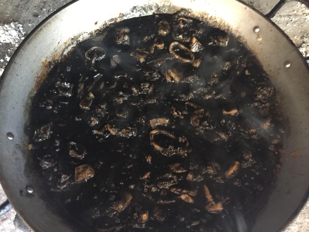 Incorporando la tinta al sofrito