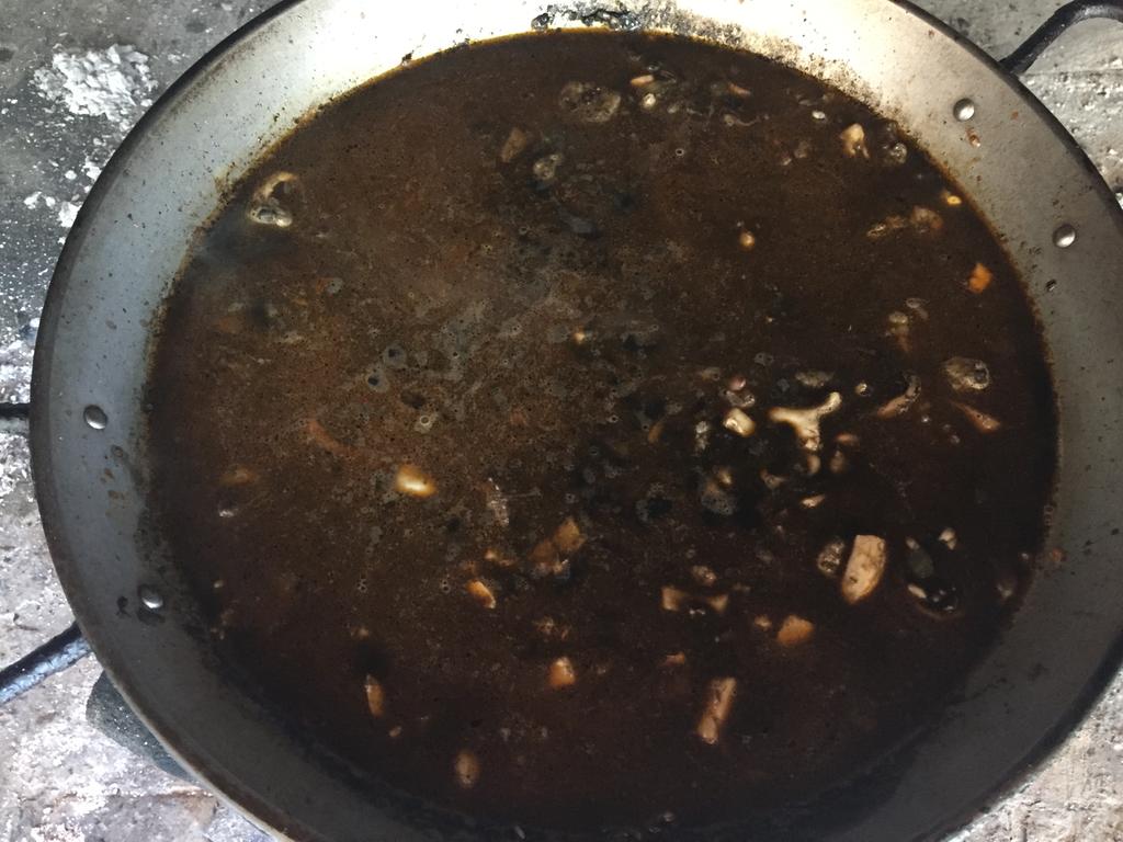 Cocción del arroz negro con fumet