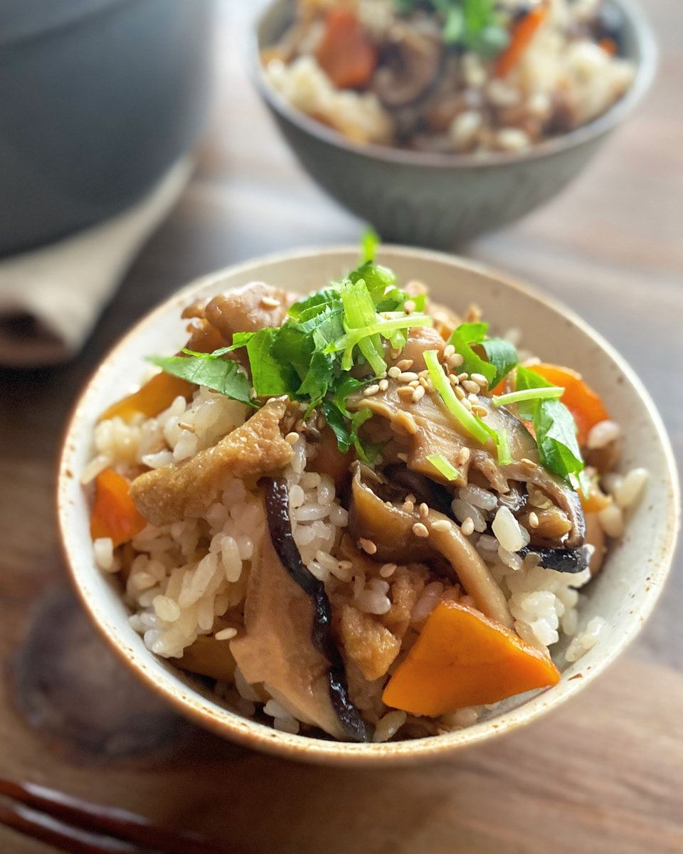 Kayaku Gohan servido en cuenco japonés con huevo poché