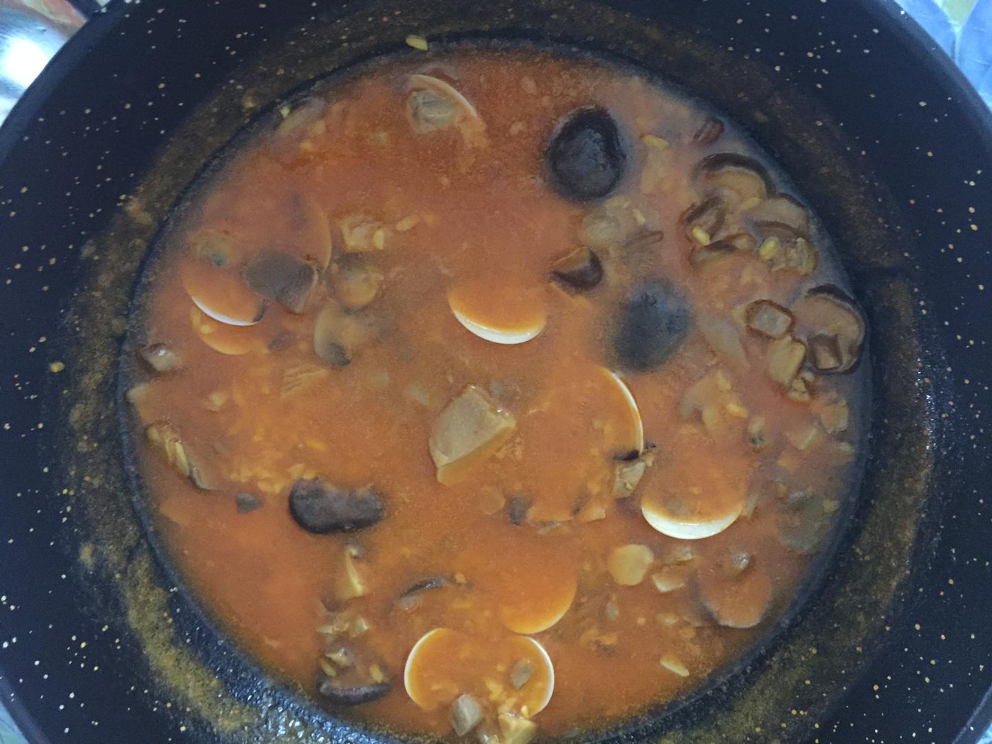 Arroz meloso con almejas y boletus terminado