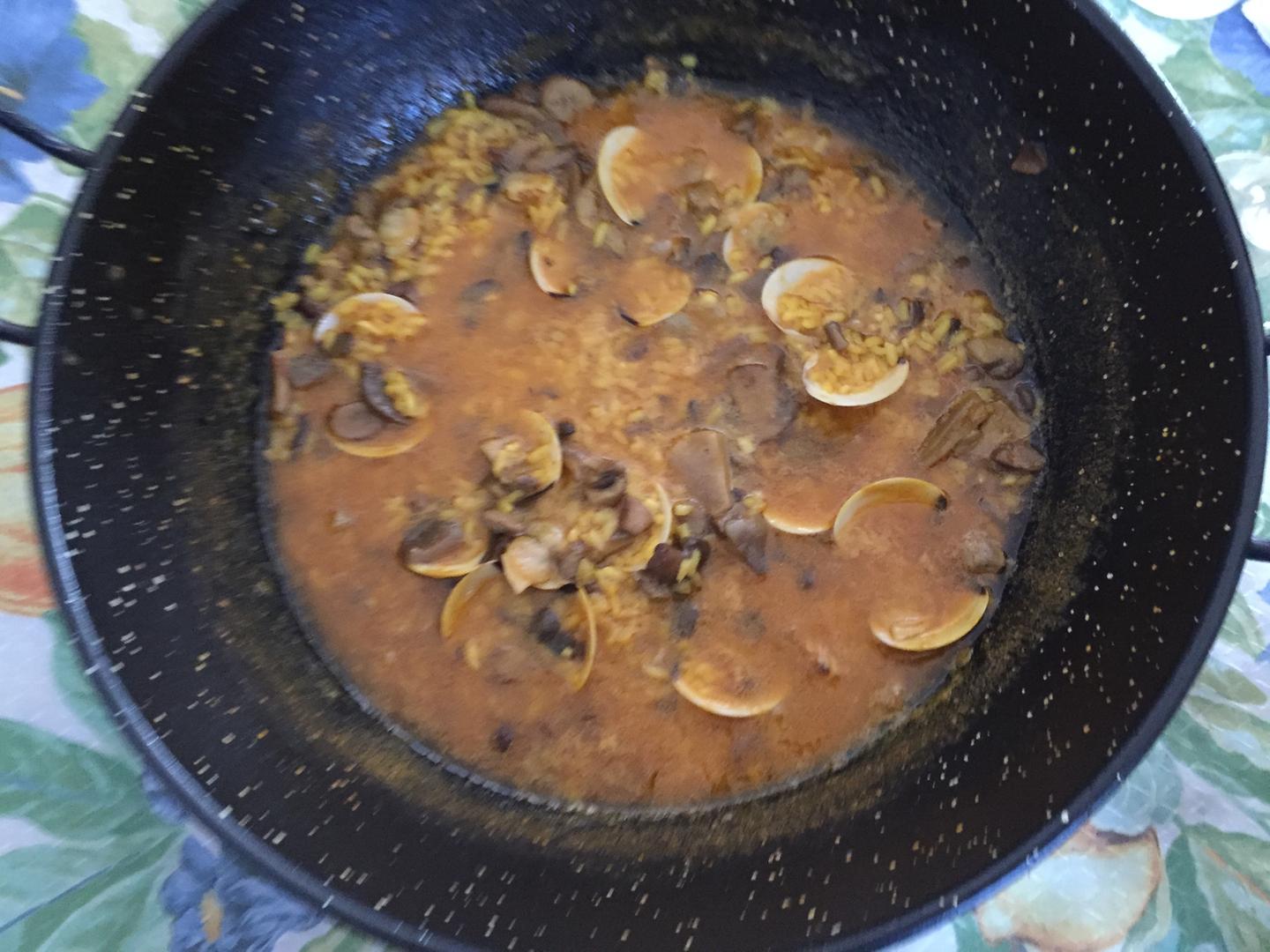 Banner del arroz meloso con almejas, boletus, foie y sepia