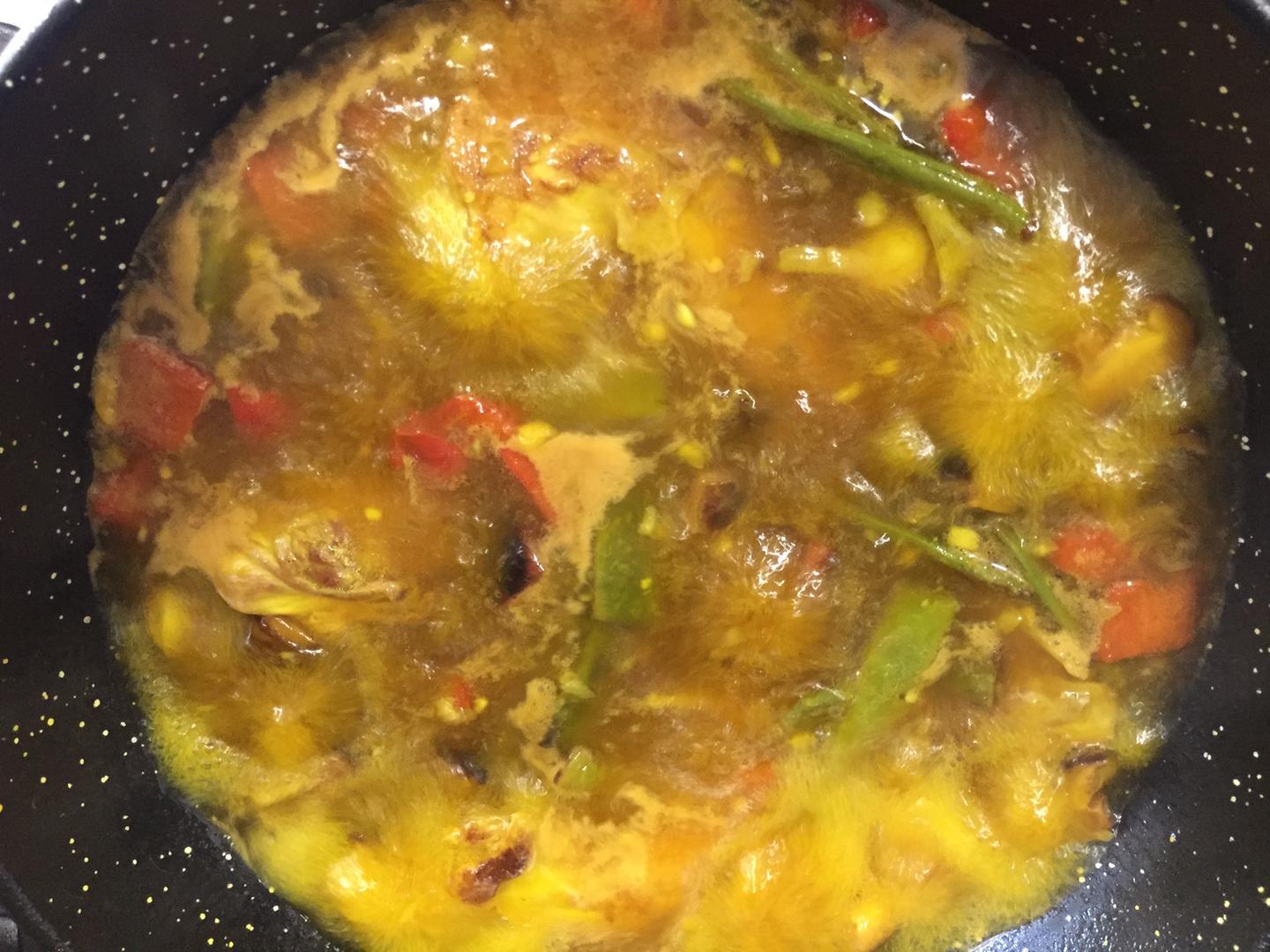 Arroz hirviendo con caldo