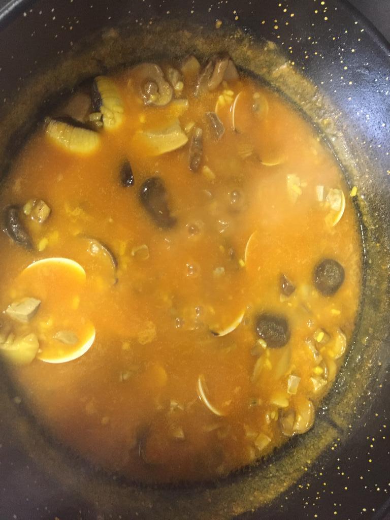 Arroz cociéndose en el fumet