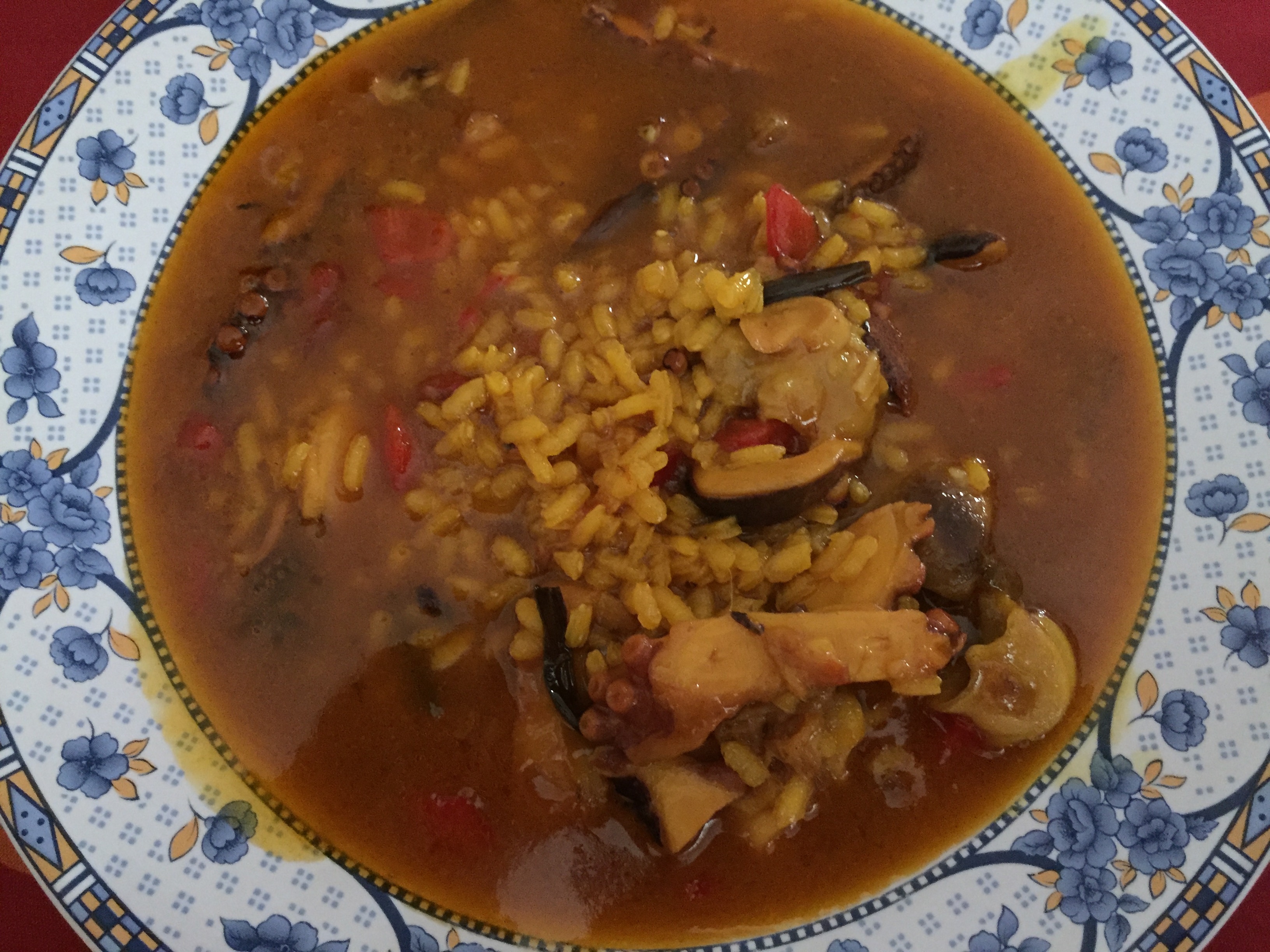 Arroz meloso con manitas y pulpo emplatado