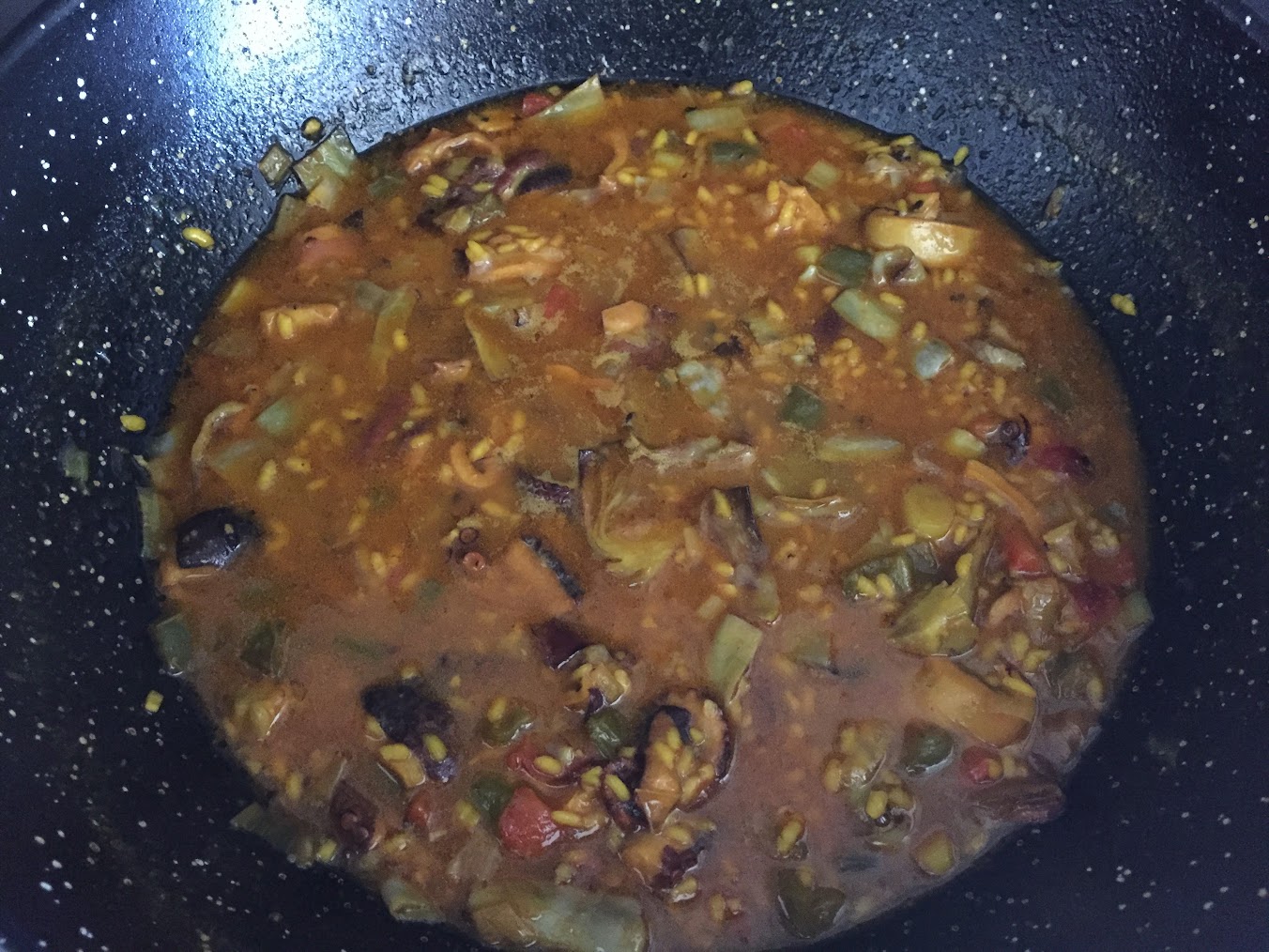 Arroz meloso con pulpo, alcachofas y verduras