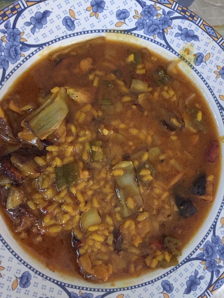 Arroz meloso con pulpo y verduras emplatado