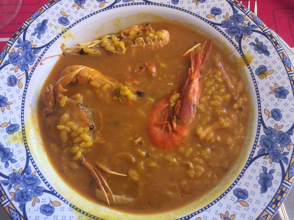 Arroz meloso de marisco con sepia y ñora emplatado
