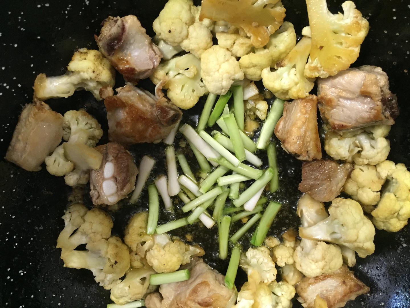 Col y ajos tiernos en sofrito