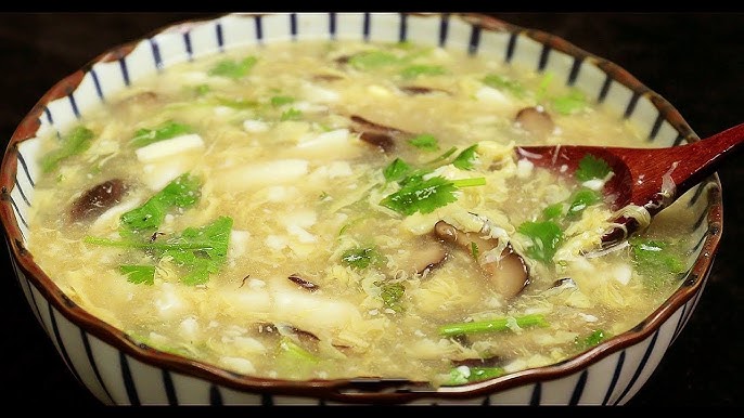 Zōsui japonés servido en cuenco con cebolleta fresca