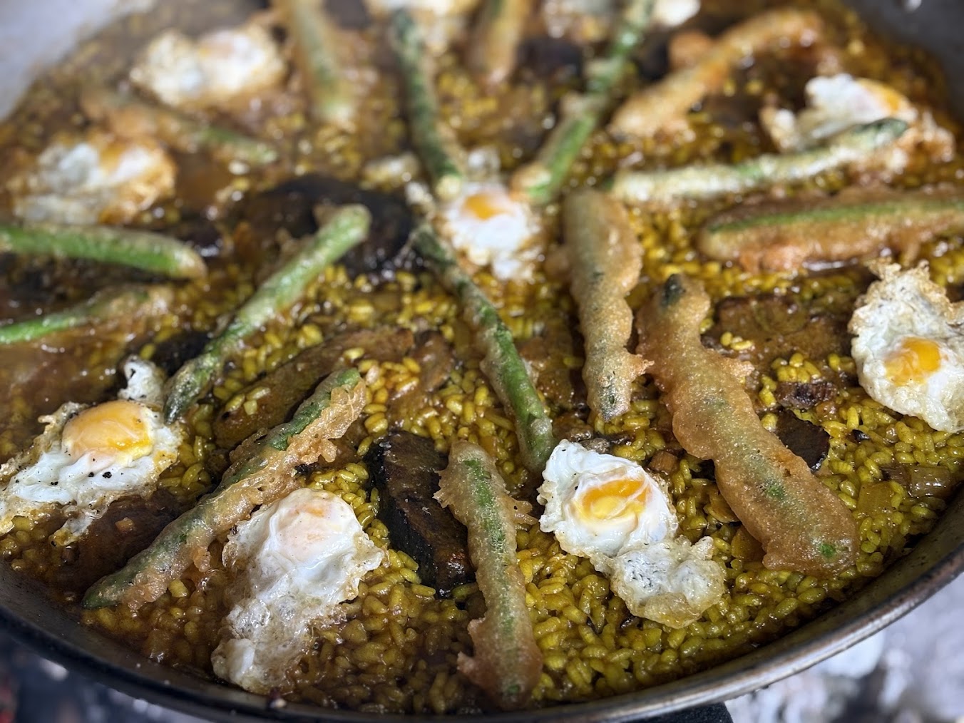 Paella de carrillada con tempura y huevos de codorniz