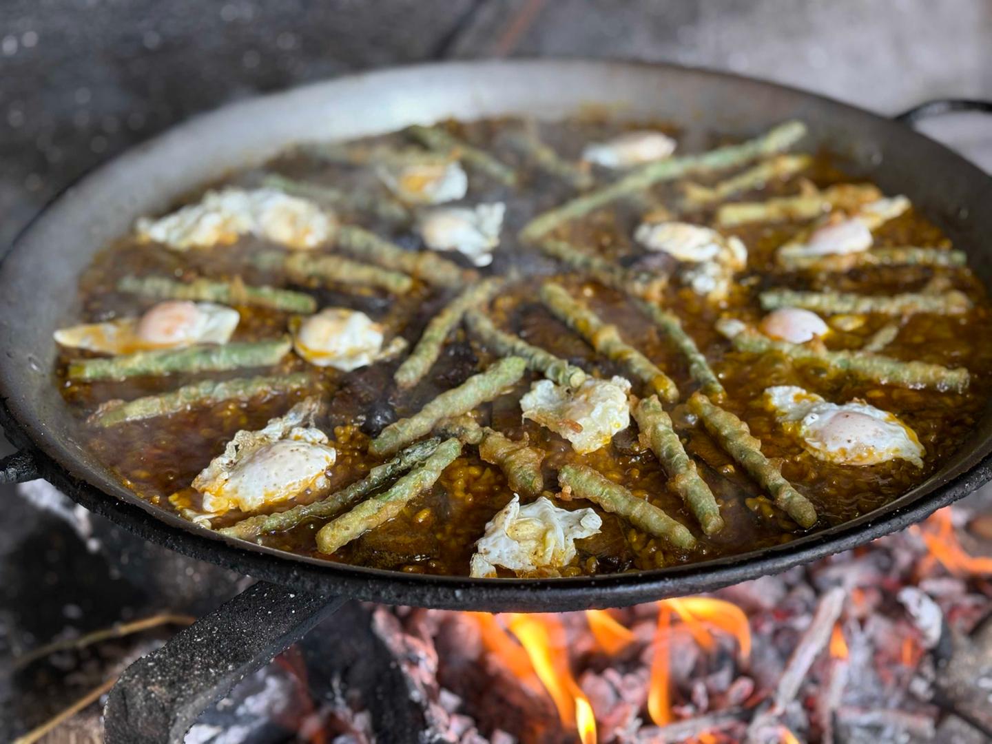 Paella de carrillada lista para reposar