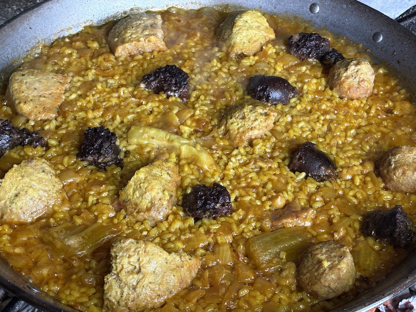 Paella de cocido con pelotas y morcilla de Ontinyent