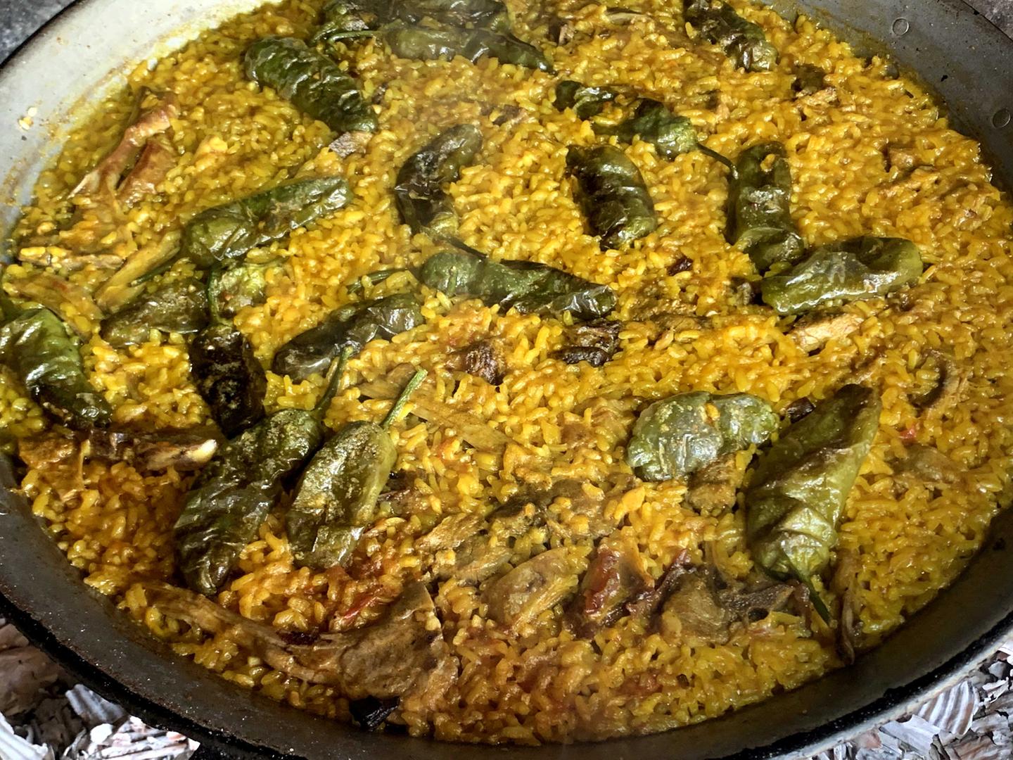 Paella de cordero terminada