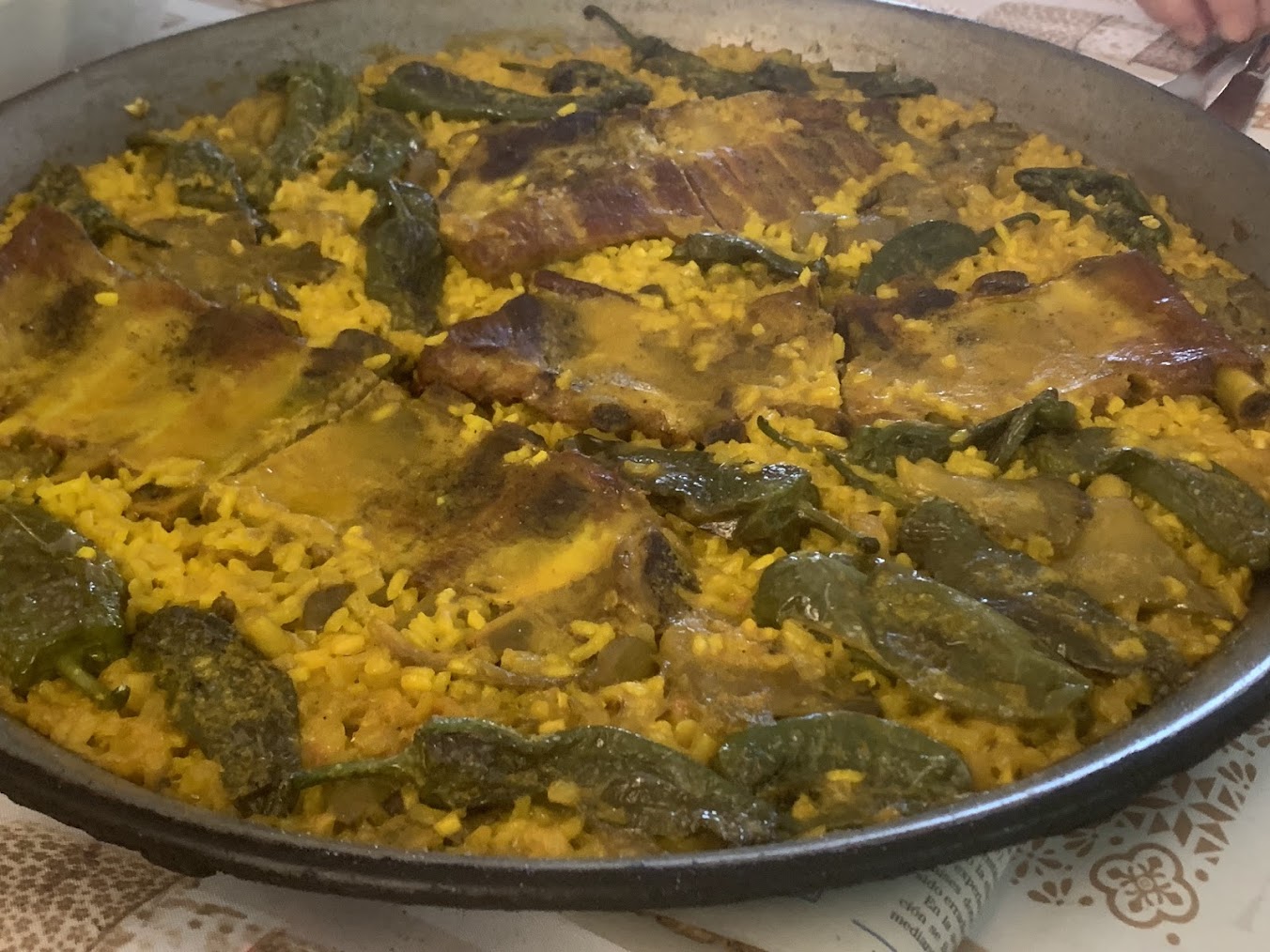 Paella de costilla, setas y Padrón