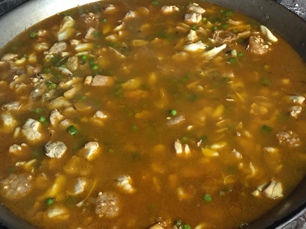 Añadiendo fumet y dados de rape