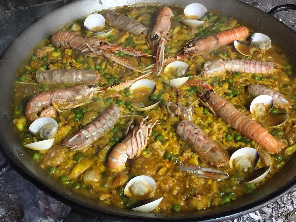 Incorporando guisantes, almejas y marisco